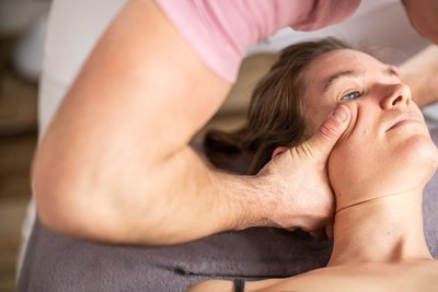 Ganzheitliche Chiropraktische Techniken und manuelle Gelenktherapie